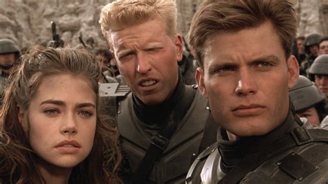 Starship Troopers: Een satirische blik op militarisme en totalitaire regimes!